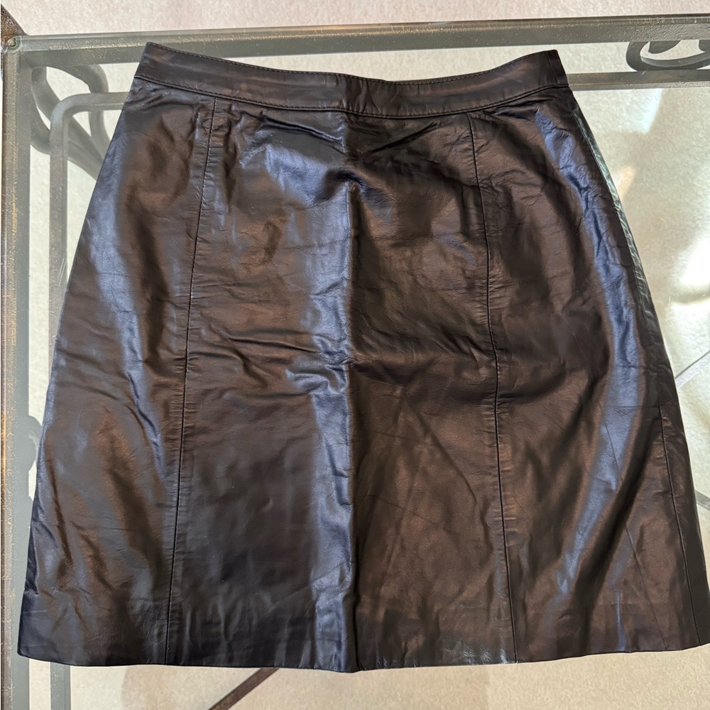 Vintage! 100% black leather skirt. Size 9/10 (junior sizing). VGUC!!
